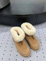 一口价 秋冬新品， ★面料： 皮毛一体 内里：羊毛 鞋底：发泡大底 优雅风格 创造不一样的感觉 跟高：. cm 简约气质款式！ 市场顶级 show bdetai