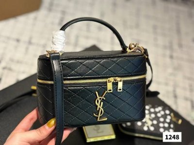 礼盒 钱包镜子 Ysl圣罗兰Gaby 手提化妆盒包 可爱来袭小箱子长盒子 他们家不只是大包精彩 小包设计得也很出彩 它是有点箱包的设计像个化妆包 也像小废包但是