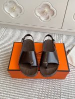 P350 Hermes 爱马仕H家 Kos系列 木底 厚底套趾夹脚凉鞋 顶级品质 小牛皮木底凉鞋，搭配可调节袢带。设计简约流畅，打造休闲时尚造型。 鞋面：进口小