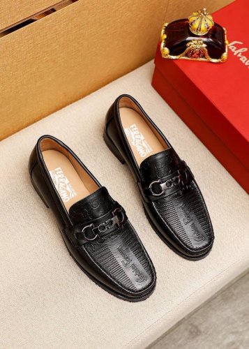 商品商标 Ferragamo 菲拉格慕 休闲皮鞋 正码码数: 38-44 45.46订制 商品材料 精选 进口头层小牛皮压花鞋面+奢华五金扣 进口水染牛皮内里