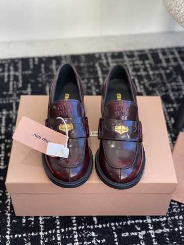 代购级 Miu Miu 24ss 秋冬 一脚蹬 乐福鞋 为你打造纤细大长腿 高级感十足，鞋面中间嵌入 复古又时髦，藏起来这种可爱小心思又甜又酷 鞋型圆润秀气，-