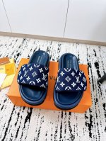 代购级 出厂 Lv25 A春夏 魔术贴拖鞋 专柜品质 每年必入的经典款之一！最新 设计 更加彰显和品味～所有材质都根据原版定制！购入正品开发。万能百搭神器，夏日