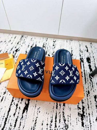 代购级 出厂 Lv25 A春夏 魔术贴拖鞋 专柜品质 每年必入的经典款之一！最新 设计 更加彰显和品味～所有材质都根据原版定制！购入正品开发。万能百搭神器，夏日