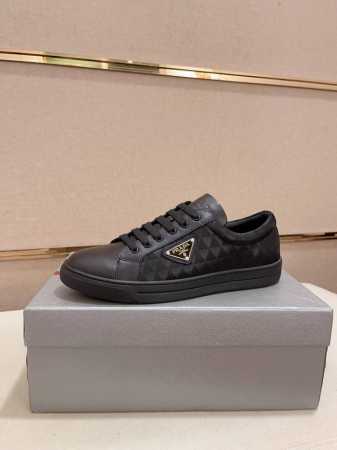 工厂价 高版本 高品质新款prada 普拉达 专柜同步上市， 新款男鞋、面料精选进口牛皮。内里:牛皮配透气网布高端气垫开模防滑橡胶大底，精美线条、简约大气，上脚 - 点击图像关闭