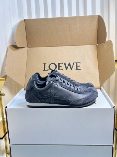 女 男390Loewe 罗意威情侣款 运动鞋 德训鞋 阿甘鞋 2025专柜走秀同步新配色德训鞋复古潮流 4色小扣饰点缀 休闲小白鞋 原版开发 做货 罗意威最新款
