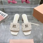 miumiu2025Ss春夏新款高跟底小羊皮凉鞋拖鞋 顶级版本 zp开发 原版拆卸 对版菱格纹 秒杀市面普通版本 Miumiu真的太少女啦 小羊皮超级软糯 舒适