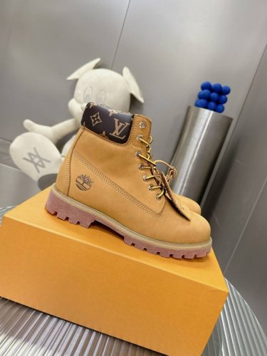 LV踢不烂的联名款确认发售 Louis Vuitton x Timberland靴子。 这双鞋整体还是以Timberland 畅销的大黄靴为原版，再在鞋面上通