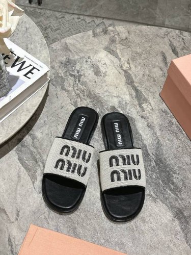 Miumiu缪缪2025Ss春夏新款平底小羊皮凉拖鞋 Zp开发 原版拆卸 对版编织 秒杀市面普通版本，Miumiu真的太少女啦！小羊皮超级软糯 舒适度超高！ 鞋