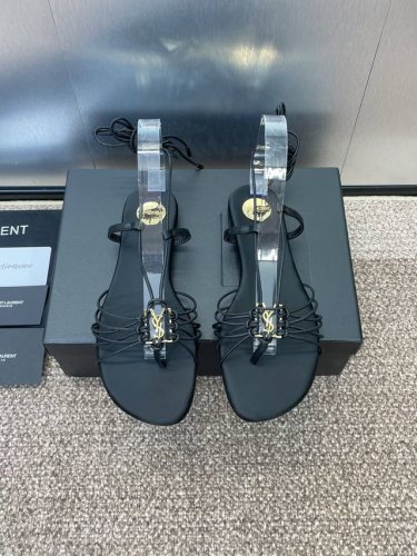 工厂p价p saint Laurent paris 圣罗兰2025春夏新款豹纹女鞋 Ysl字母Logo五金扣明星同款平底圆头罗马风露趾凉拖鞋 材质:鞋面进口混种