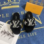 橙子出厂价 LOUIS VUITTON 路易威登 秋冬新款 LV水钻毛毛拖鞋 T台走秀款 小红书新潮穿搭 原版开模 代购版本 进口羊羔毛 对版 亮面五金 私膜真