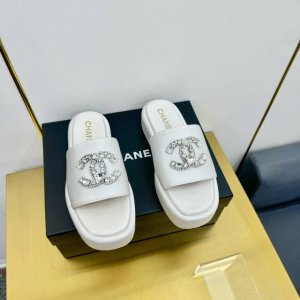 chanel香奈儿 专柜顶级玛丽珍单鞋拖鞋 这款经典设计；各大社交平台热门的款式晒图 简直疯抢了、明星仙女们的挚爱 多元化非常百搭，不卡脚也不会磨脚 质感上脚时