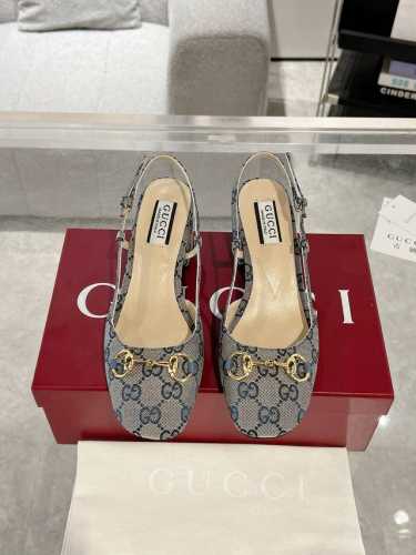 Gucci 女士马衔扣后系带凉鞋 这款浅口鞋甄选Gg帆布打造，匠心融蕴经典马衔扣造型配件。圆头和可调节脚踝搭扣设计相得益彰，演绎学院风格。 原版定制Gg帆布 内