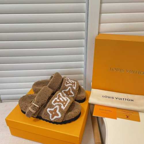 橙子出厂价 LOUIS VUITTON 路易威登 秋冬新款 LV双带金属扣加绒保暖毛毛拖鞋 内里纯皮毛一体直毛打造！超温暖的感觉，穿上仿佛踩在云朵上LV经典老花