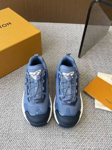 Lv Runner Tatic系列 25Ss新款厚底休闲 运动鞋 原版购入开发 做货 本款 Lv Runner Tatic 运动鞋融合网格面料和饰带等科技材质，