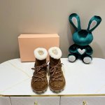 ，miumiu缪缪毛拖鞋2024秋冬新款棉鞋毛毛靴来自Miu Miu系列的细节特写 新季的潮流要素 与此刻挚爱的概念，多元对撞，传达现代风格~ 怎么穿都好看今