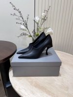 浅口 -深口 - 25Ss春夏新款Balenciaga 奇异跟 弓形高跟深口尖头单鞋 弓形高跟采用＂钢心制作铁跟＂ 分别为夏季与秋季注入了各界女性需求，性感女神
