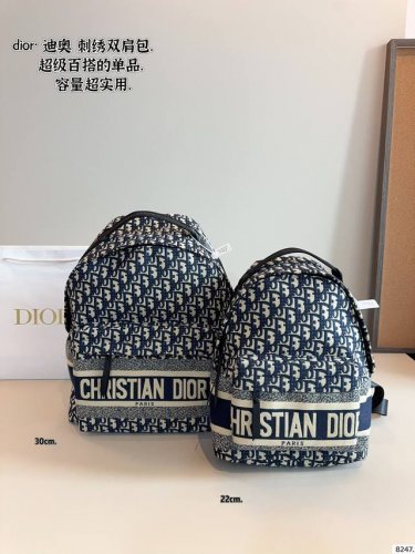 迪奥Dior 双肩包 又甜又酷 一整个爱住 百搭时尚 颜值超高 是每个潮酷女孩必入单品尺寸：30*11*41 22*12*30Cm