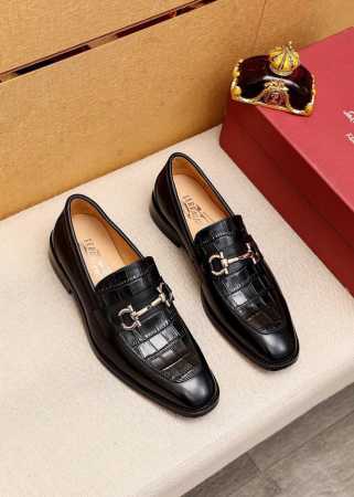 商品商标：Ferragamo 菲拉格慕 休闲皮鞋 正码码数: 38-44 45.46.47订制 商品材料：精选 进口头层小牛皮压花鞋面+奢华五金扣，进口水染牛皮 - 点击图像关闭