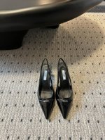 prad* 尖头小猫跟三角标高跟鞋漆皮设计的女款高跟鞋 真的不要太好看 还做了后系带设计 小性感简约大气 太好看了吧 这一季的Prada小猫跟配上三角扣的设计