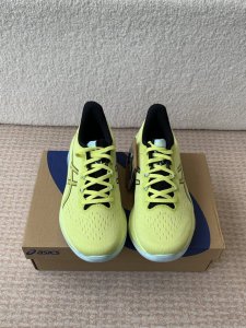 情侣款 Asics Gel-Kinsey Max该款 Asics Gel-Kinsey Max 采用全新的Hybrid-Gel缓震胶 以减轻重量并将缓震的回弹性