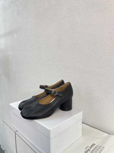玛丽珍单鞋 经典款 大圆头 Mm6 Maison Margiela 原版小牛皮 超高性价比 时尚个性分趾单鞋 炒鸡减龄 大热时尚风格 黑色牛皮 Mm6 Mais