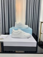 冲量价:女 男+10 Celine赛琳新款小白鞋，刘雯 杨幂 Lisa同款小白鞋，Celine的单品华丽又实用，本身的质感符合休闲华丽这个看似矛盾的风格，而其皮