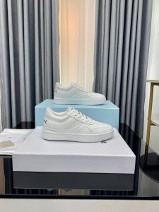冲量价:女 男+10 Celine赛琳新款小白鞋，刘雯 杨幂 Lisa同款小白鞋，Celine的单品华丽又实用，本身的质感符合休闲华丽这个看似矛盾的风格，而其皮
