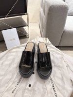 dior 迪奥25Ss春夏新款D-Attitude 坡跟凉拖鞋 防水台拖鞋 这款 Attitude Dior坡跟凉拖 从复古标识汲取灵感 彰显现代风格 牛皮革鞋