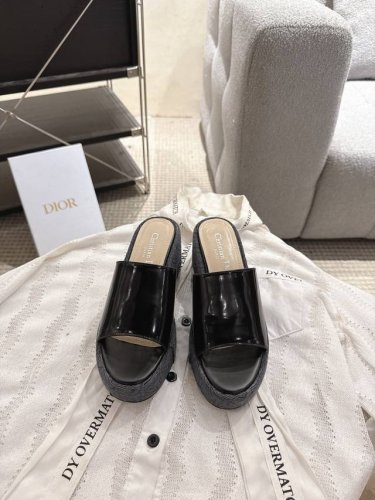 dior 迪奥25Ss春夏新款D-Attitude 坡跟凉拖鞋 防水台拖鞋 这款 Attitude Dior坡跟凉拖 从复古标识汲取灵感 彰显现代风格 牛皮革鞋