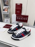 gucci4最新款顶级版本面包鞋重磅来袭。集合了经典小白鞋与古典元素，优美的线条搭配高端工艺，每一次的更新，都将引领时尚潮流。 配码：35-40 40 45
