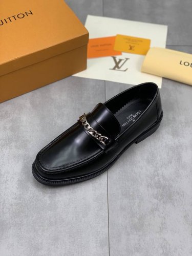 工厂P价P 实价 水染牛里 Lv路易威登商务皮鞋，釆用原版进口意大利开边珠擦色牛皮，全牛皮内里、专业鞋匠精心手工制，原版专供耐磨大底。标准码38-44 2色选