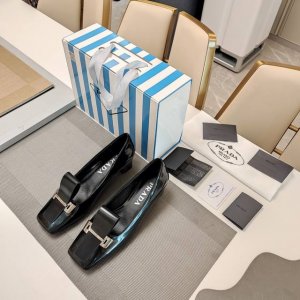 方头露舌皮饰金属扣头穆勒单鞋系列 顶级包装配套最高版本 PRADA 2025s普拉达春夏新品， 顶级版本 实力来袭！复古时尚普拉达公主糖果风格单鞋，少女必备 制