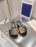 驴家新款凉拖 本款 Lv Frame 凉拖为 Monogram Dune 帆布搭配标志性的皮革饰边，以鞋面 Lv Circle 标识等元素回溯 Camera B