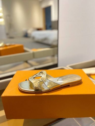 价格p： Louis Vuitton 路易威登 本款 Lv Isola 平底凉拖采用柔软牛皮革，令宽幅鞋面呈现镂空 Lv Circle 标识 ，追寻跨越时间的经