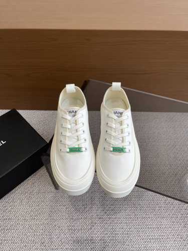Chanel 香奈儿25ss隐藏中古款帆布鞋 Vintage感满满 中古复刻款 帆布鞋适配春夏 黑白拼接就很Chanel 配合袜子就很复古学院的感觉码数：35-