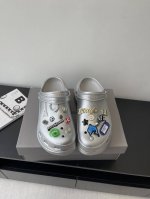 巴黎世家Balenciaga 春夏最新情侣款洞洞鞋 25春季新款黑马单品 海内外时尚博主纷纷上脚大秀 火遍海内外社交平台 时尚达人必入款 各种巴家元素五金扣Di
