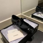 Chanel 小香家 专柜主打新品玛丽珍鞋 复古俏皮又不失时尚，轻松打造各种风格造型、非常受欢迎，上脚非常舒适轻盈、专柜已严重缺货 鞋面进口软漆皮 球纹小牛皮，