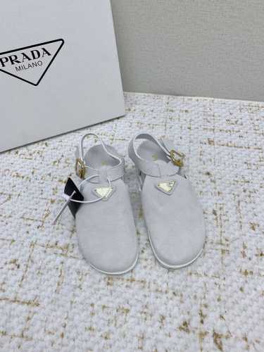 出厂 高版本 Prada普拉达 25 新款 包头 勃肯 凉鞋 专柜一上就断货的节奏 超级多的网红时尚博主种草 上脚真的太舒服了，细腻舒适又不单调！各大网红明星都
