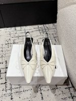 代购级别 Jacquemus潮牌小众 25 春夏 尖头小猫跟单鞋 近期热门单品 这双很时髦啦 各大网红上脚 搭配度满分 原版开发制作 匠心开发 尖头小猫跟 舒服