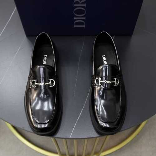 出厂价Pp： 品牌：迪奥Dior 标准码：男码38 44 45可以定做 等级：官网同款 材料：原版牛皮拼接 牛皮内里 原版Tpu耐磨柔软大底 款式类别：休闲运动