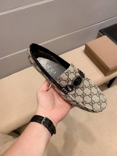实价 ，品牌Gucci，古奇官方同步豆豆鞋～四季潮鞋 专柜品质，古奇1:1优质做工，鞋面:进口原版牛皮、全真不掉色羊里，时尚懒人商务风设计，休闲乐福款，跑步鞋青