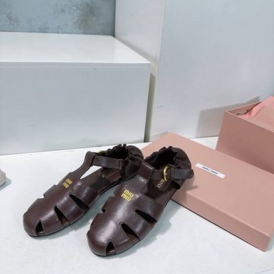 高品质出厂 ！顶级品质Miumiu25春夏季走秀款复古镂空罗马平底凉鞋 最新款 女士夏季拖鞋 ，全胎牛皮材质 ，上脚软软绵绵的 亲肤柔软舒适 ，华美工艺营造精致