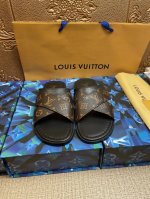 Lv 路易威登 官网1:1开模定制 经典老花料 原版升级版大底防滑轻便 市场顶级品质 男士拖鞋时尚主打潮流 百搭爆款 简单不失品味 自信满满 夏季拖鞋的季节来了
