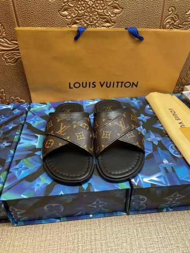 Lv 路易威登 官网1:1开模定制 经典老花料 原版升级版大底防滑轻便 市场顶级品质 男士拖鞋时尚主打潮流 百搭爆款 简单不失品味 自信满满 夏季拖鞋的季节来了