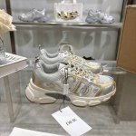 5296-金 顶级本 这款 Dior Chrono 运动鞋是二零二四秋季成衣系列新品，以 Dior 的高订风格重新演绎跑步鞋。白色网眼织物搭配裸色和银色调层压皮