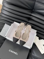 Chanel 经典Slingback后空凉鞋 前几年一直在做这个款 今年我们还是重新购版，再次精细Copy。 发现新版面的鞋面线条和形体舒适度都做了微调！ 这个