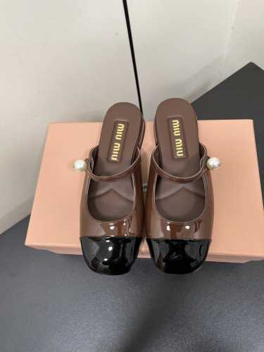 Miu Miu 缪缪 2025早春新品钮扣粗跟玛丽珍半拖穆勒鞋专柜主打最新走秀款 蝴蝶结复古玛丽珍粗跟单鞋火爆上新！ 缪家高货 顶级工艺打造精品质感 无敌舒适