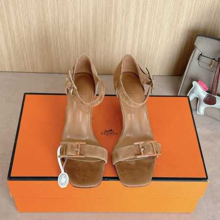 7Cm 组图 新配色出厂价p Hermes 爱马仕 Judy 70高跟凉鞋 时尚又百搭 搭配Hapi鞋扣 超级舒服 每个细节都做到极致 搭配同色调标志性纯鞋扣 - 点击图像关闭