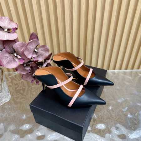 2025经典再现 #Malone Souliers#中跟半拖 经典爆款依然风韵犹存 通过带子的撞面色 设计 非常耐看极具风格 喜欢过通混搭不同触感和地质的材料达 - 点击图像关闭