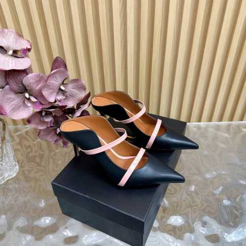 2025经典再现 #Malone Souliers#中跟半拖 经典爆款依然风韵犹存 通过带子的撞面色 设计 非常耐看极具风格 喜欢过通混搭不同触感和地质的材料达
